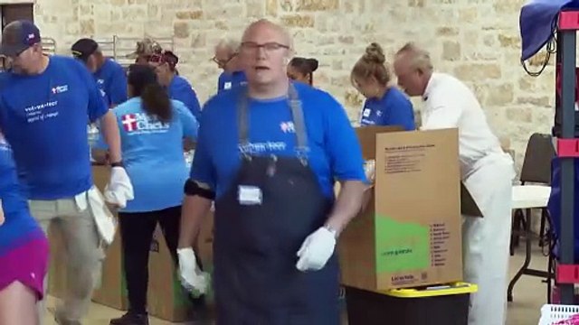 Ομάδες εθελοντών ετοιμάζουν γεύματα καθώς συνεχίζεται η αποκατάσταση από τις πλημμύρες στο Τέξας