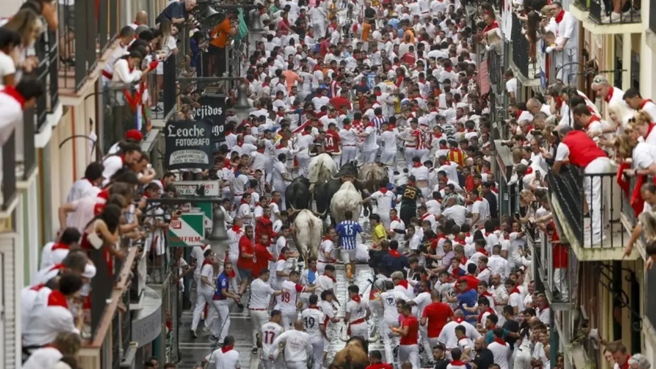 Sanfermines 2025 | Un herido por asta de toro en un tercer encierro atropellado
