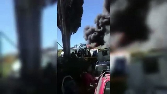 Rosignano, incendio in una rimessa di auto: le fiamme fanno paura