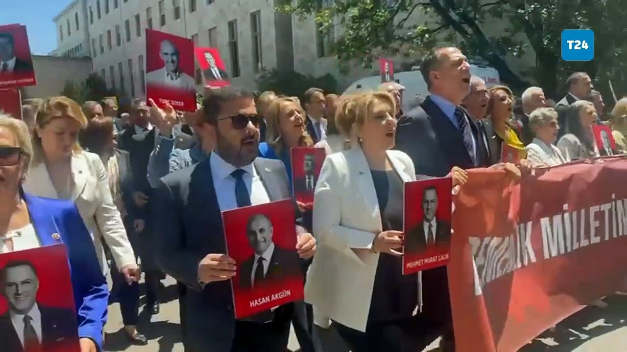 Cumhuriyet Halk Partisi (CHP) Grup Başkanvekilleri Gökhan Günaydın, Ali Mahir Başarır ve bazı CHP milletvekilleri, TBMM’den Adalet Bakanlığı’na yürüyor.