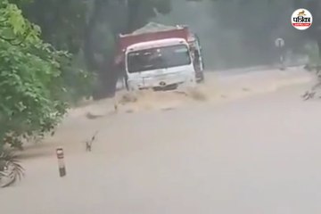 कोयले से लदा ट्रक पानी में समाया