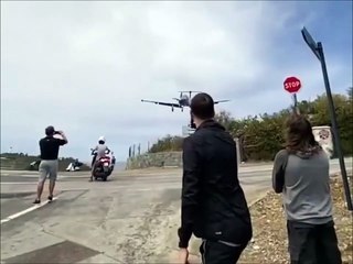 Un jet privé vole en rase-motte avant son atterrissage à Saint-Barth