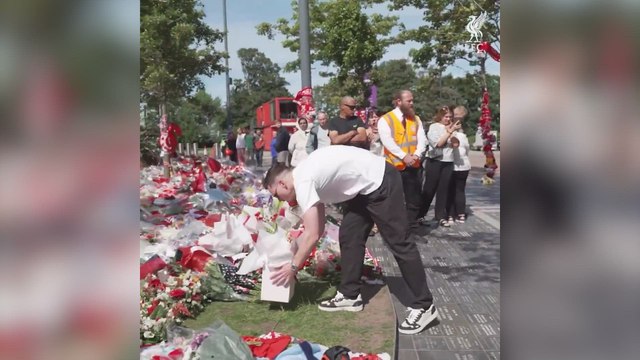 La devastadora secuencia de Slot visitando por primera vez el altar a Diogo Jota en Anfield