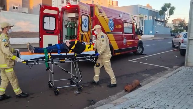 Colisão entre quatro carros deixa pessoa ferida na Rua Presidente Kennedy