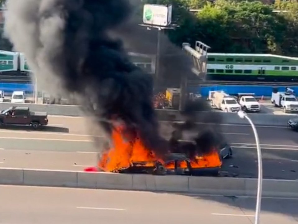 Schlimmer Crash in Toronto: Mehrere Autos brennen ab