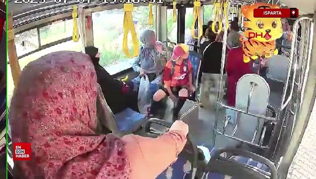 Isparta'da boğazına cips kaçan bebeği, Heimlich manevrasıyla kurtardı