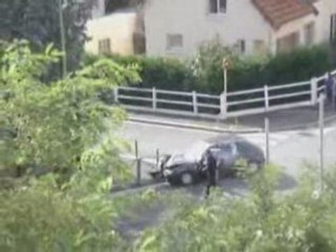 Police Française poursuite moto crash voiture