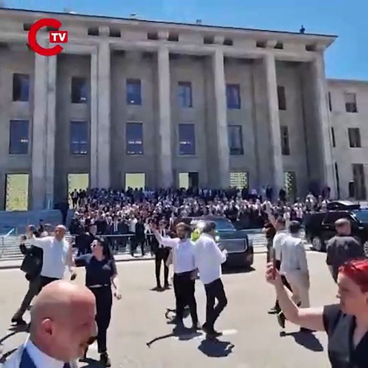 CHP milletvekilleri TBMM'den Adalet Bakanlığı'na yürüdü. AK Partililer milletvekillerine Recep Tayyip Erdoğan sloganlarıyla karşılık verdi