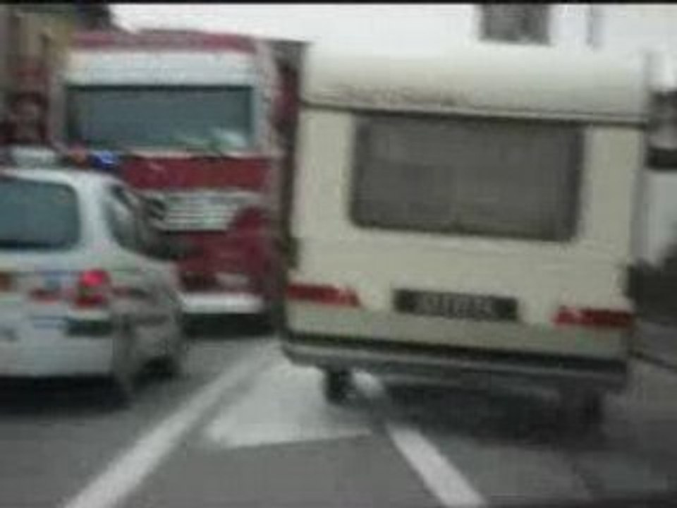 Police Française poursuit voiture avec caravane