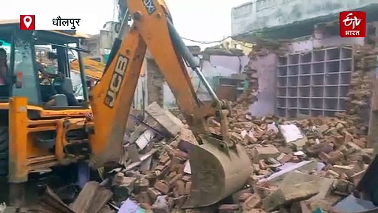 धौलपुर में अतिक्रमण पर चला बुलडोजर, 15 अवैध पक्की दुकानें हटाई