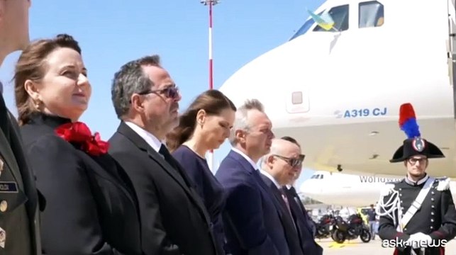 Ucraina, Zelensky atterrato a Roma con la moglie Olena
