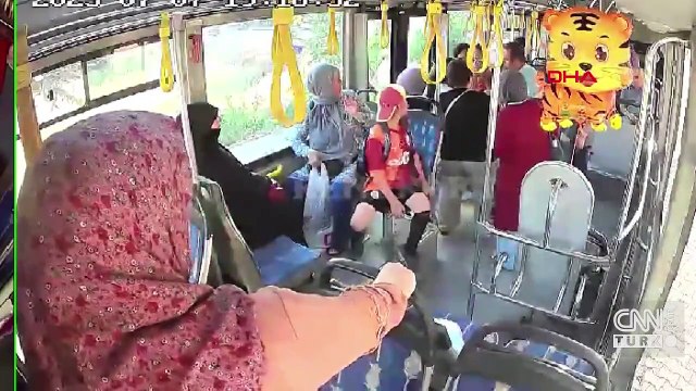 Otobüs şoförü aracı durdurup, yardıma koştu: Heimlick manevrası ile bebeğin hayatını kurtardı