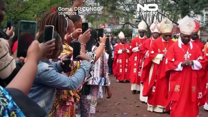 Demokratik Kongo'da rüşveti reddettiği için öldürülen subaya yeniden defin töreni düzenledi