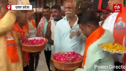 बनारस में गांधीगिरी से महाराष्ट्र के थप्पड़ कांड का जवाब; फूलों की बारिश कर श्रद्धालुओं का स्वागत, रेलवे स्टेशन पर दिखा अनोखा नजारा