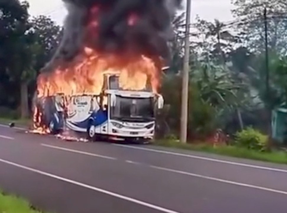 Sebuah Bus Terbakar Habis di Pringsurat, Temanggung, Diduga Akibat Percikan Api dari Mesin