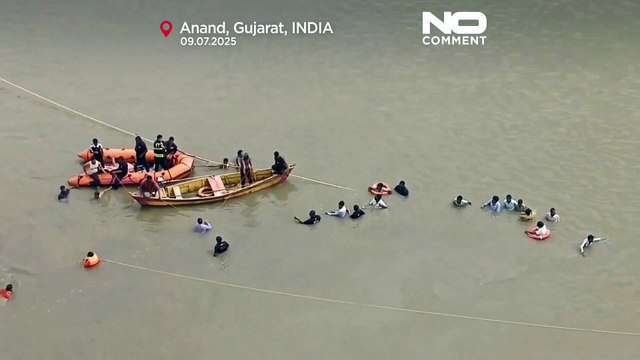 فرو ریختن پل بزرگی در هند و سقوط خودروها به رودخانه چندین کشته بر جای گذاشت