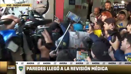 Los hinchas esperando a Paredes