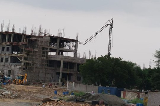 swm news: यहां दर्दनाक हादसा: निर्माणाधीन हॉस्पीटल की टावर क्रेन टूटकर गिरी, एक की मौत