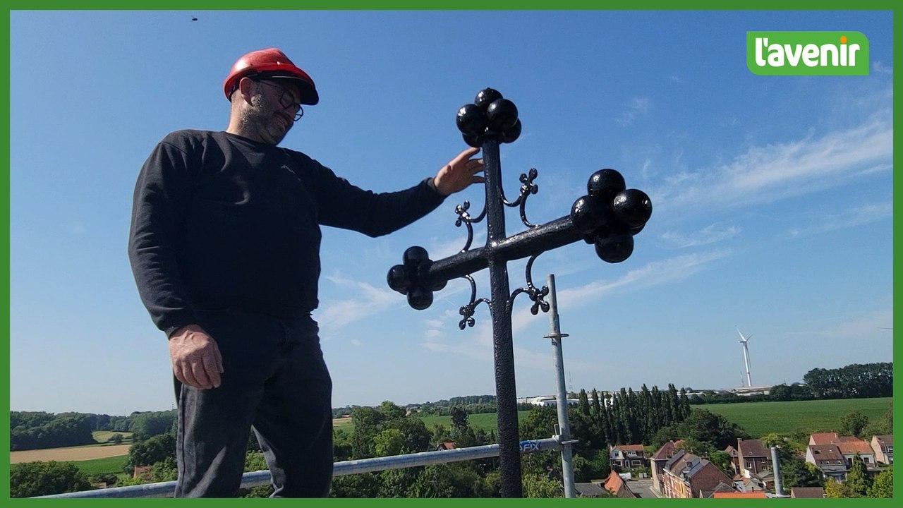 La croix de l'église de Froyennes de retour sur son clocher ce mercredi 9 juillet 2025