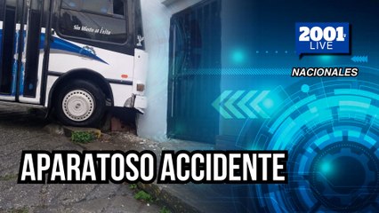 Unidad de transporte público choca contra una vivienda