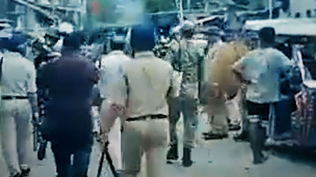 क्रिकेट को लेकर आपस में भिड़े दो गुट