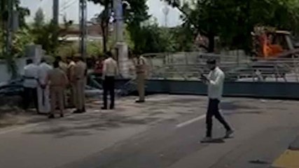 रायबरेली में क्रेन लदा लोडर फुटओवर ब्रिज से टकराया
