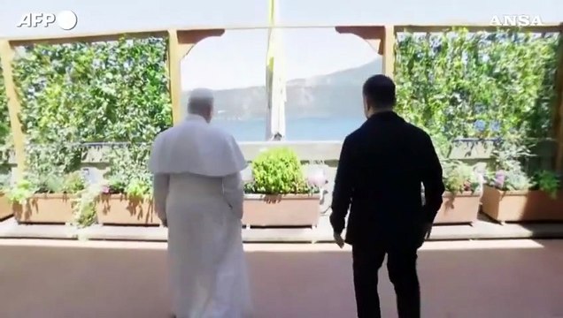 Papa e Zelensky si affacciano dal balcone di Villa Barberini a Castel Gandolfo