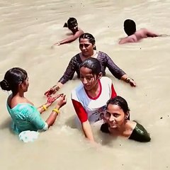 Geeli Saree Mein Chhupi Bhakti – Ganga Ki Subah 🔆” #SpiritualBath #WetTradition #गंगा_आरती #TempleVibes #DesiDivine
