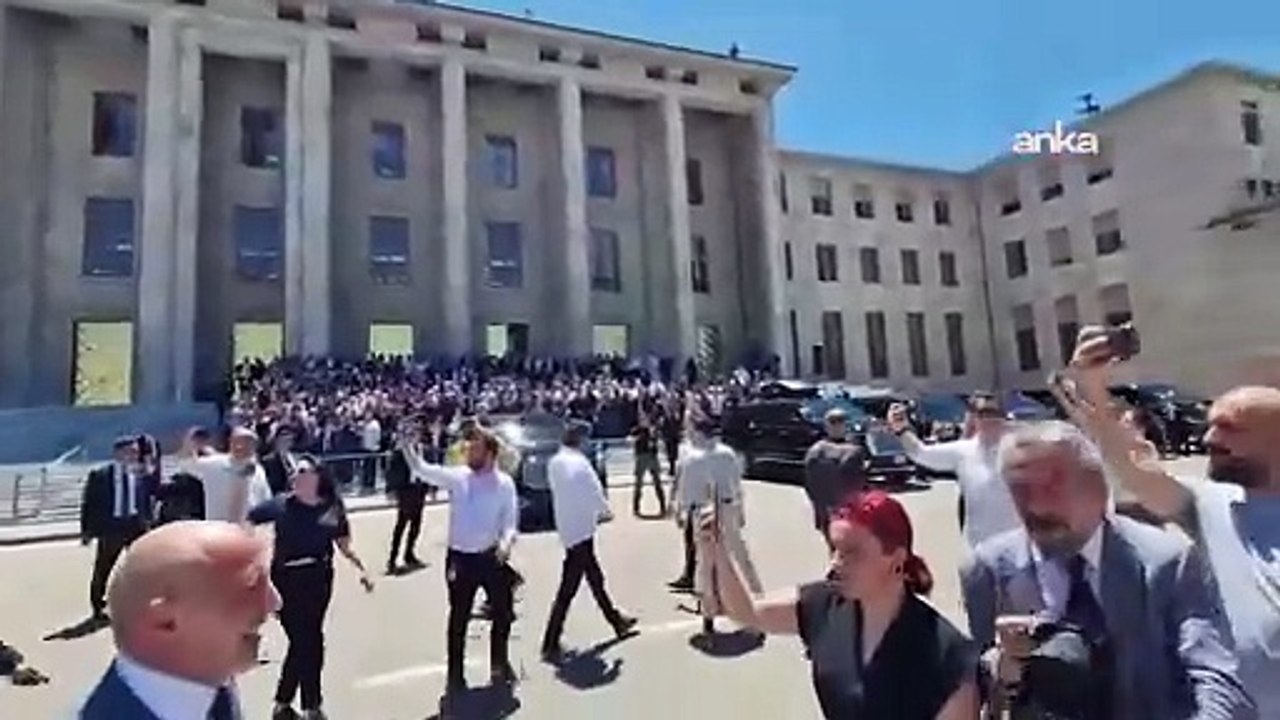 Mecliste vekiller arasında slogan savaşı!