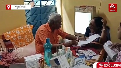 গেরুয়া বসন সন্ন্যাসীর গলায় স্টেথোস্কোপ, পুরুলিয়াবাসীর ভরসা 'ডাক্তার মহারাজ' ! ডিগ্রি জানেন ?