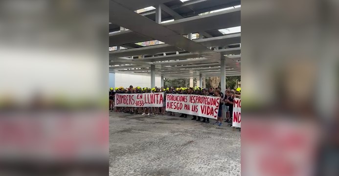 Bomberos del Consorcio Provincial reciben con gritos de ¡Mazón dimisión! a Vicente Mompó