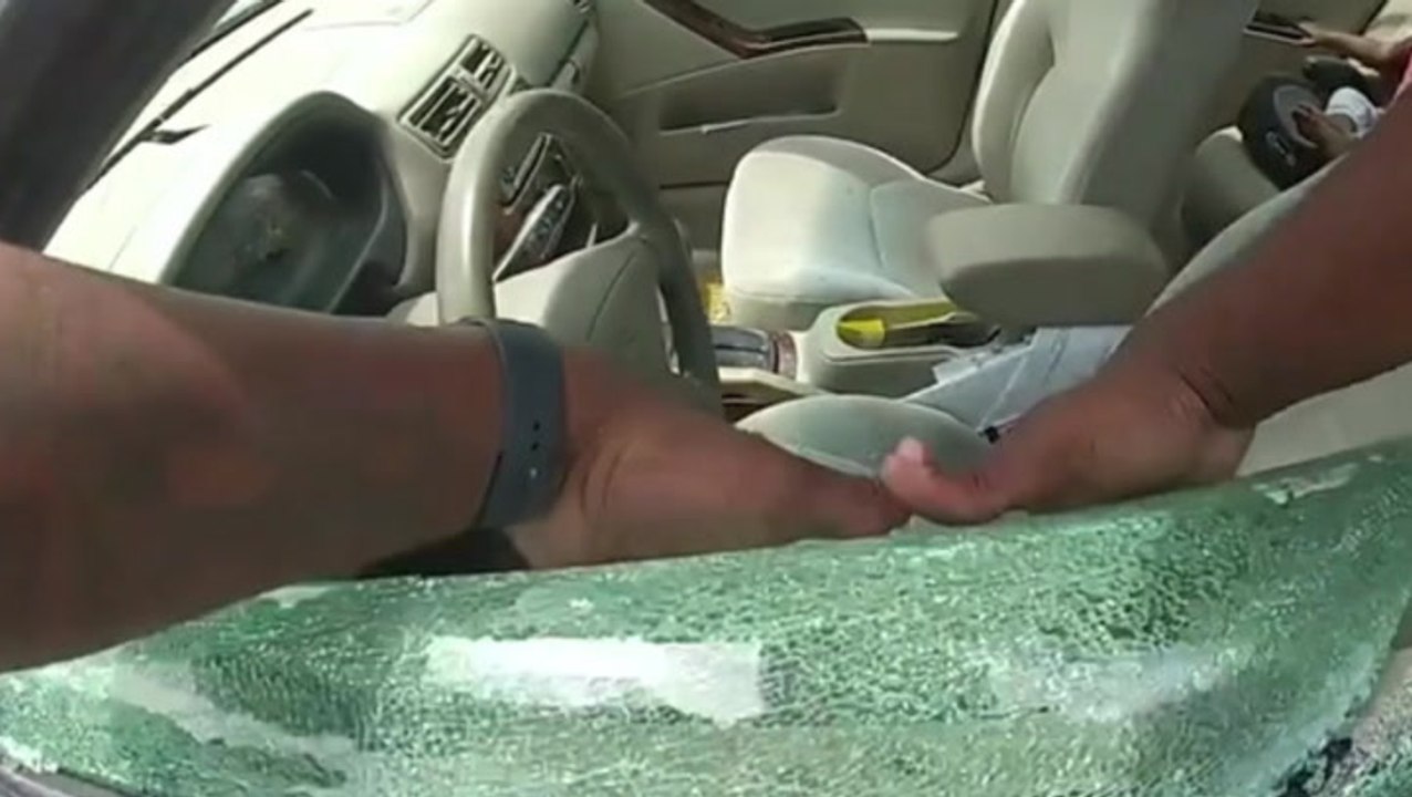 Two toddlers saved from sweltering car after father ‘left them alone for 40 minutes’