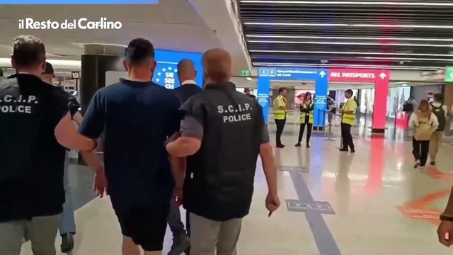 Duplice omicidio, il terzo coinquilino Maffia rientrato a Fiumicino. Il video