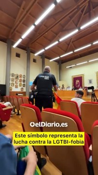 Varios activistas, expulsados del pleno de Yecla tras manifestarse contra la retirada de las banderas LGTBIQ