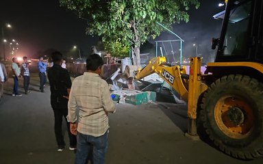 सरखेज से जुहापुरा तक सड़क पर अवरोध बनने वाले धार्मिक निर्माणों को हटाया