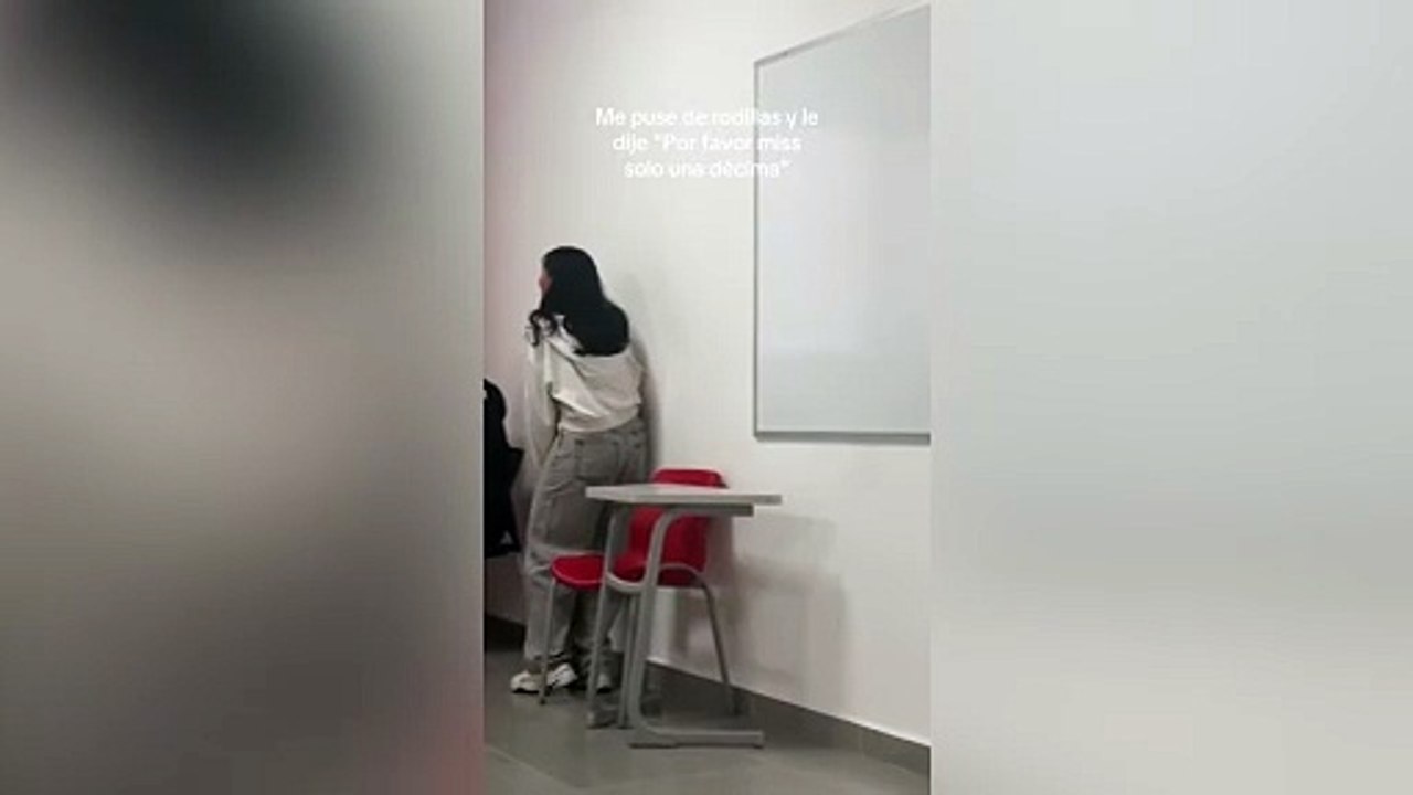 ¡Desesperada!  Estudiante se arrodilla ante su profesora para rogar por aprobar el curso