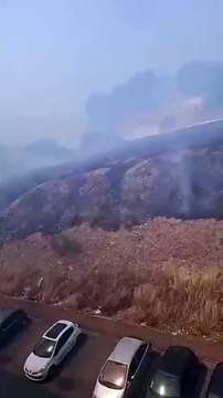 🇫🇷🔥 Un important incendie s'est déclaré aux portes de Marseille, dans le secteur des Pennes-Mirabeau, après l'incendie d'une voiture sur l'autoroute. Plus de 300 hectares ont brûlé. Des personnes sont évacuées en urgence et d'autres confinée