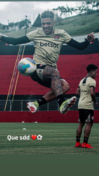 Após novas mudanças no Vitória, jogador pouco utilizado 'comemora' nas redes sociais; veja