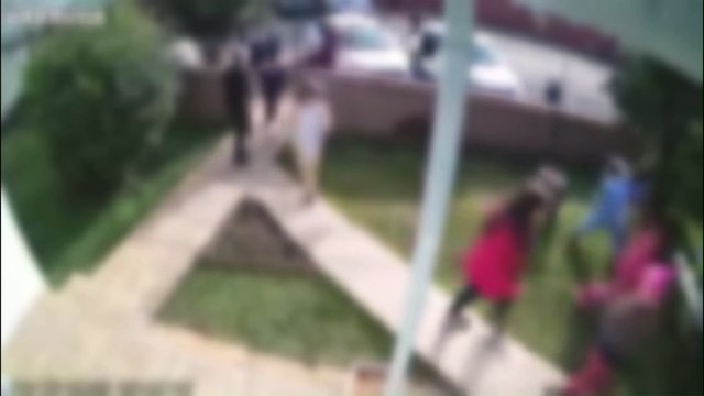 Vídeo mostra crianças deixando escola em pânico e correndo para casa de vizinha após ataque no RS