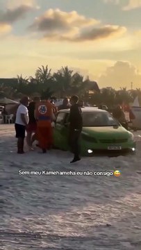 SALINÓPOLIS - Goku ajuda a desatolar carro na praia do Atalaia