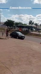 Manifestantes contra derrubada ateiam fogo em ônibus na Ceilândia