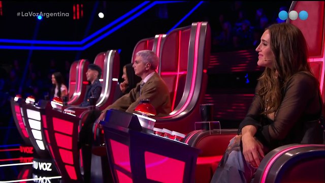 Un participante se cayó antes de cantar en La Voz Argentina y su frase lo dijo todo: Me da bronca, qué...