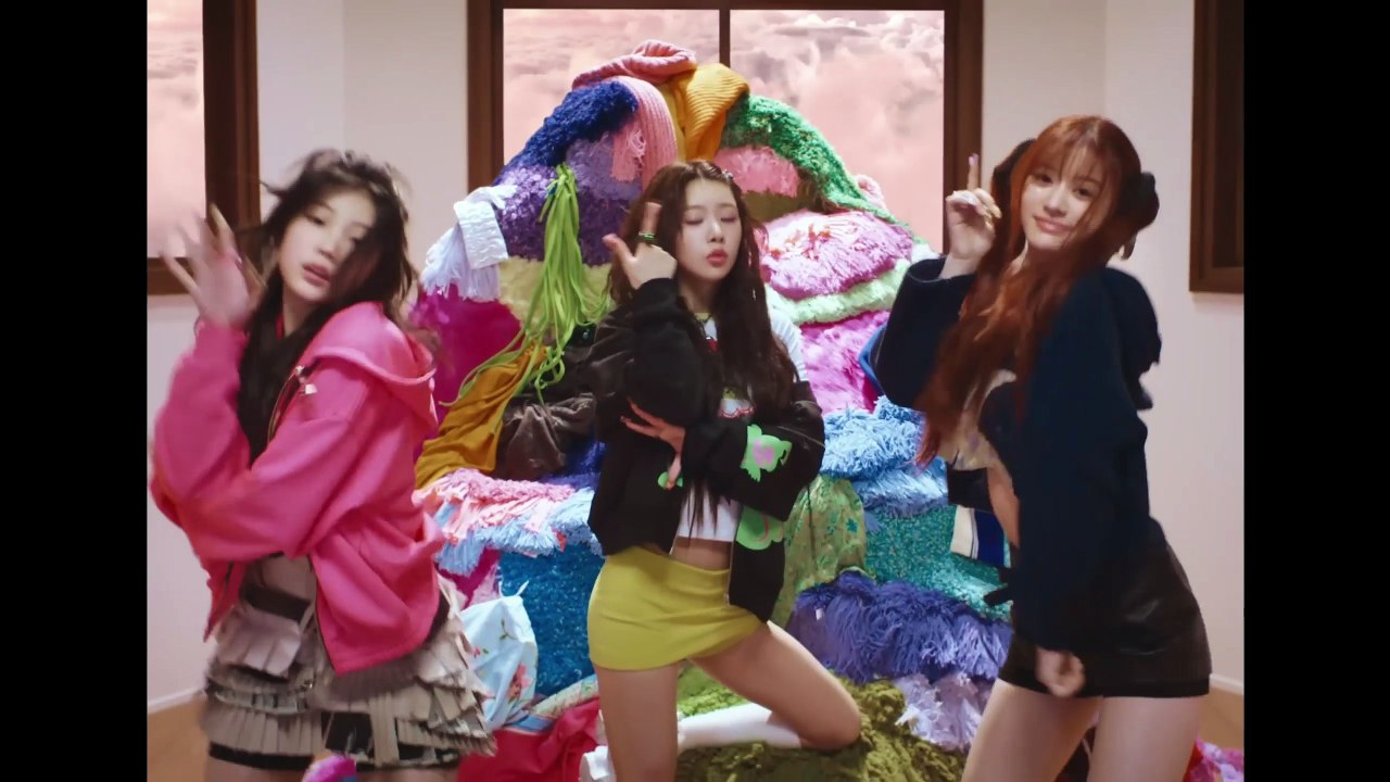 ILLIT "Tick-Tack" Official MV