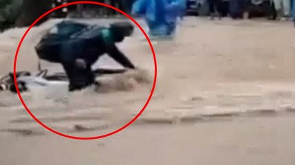 उफान के बीच फंसा बाइक सवार