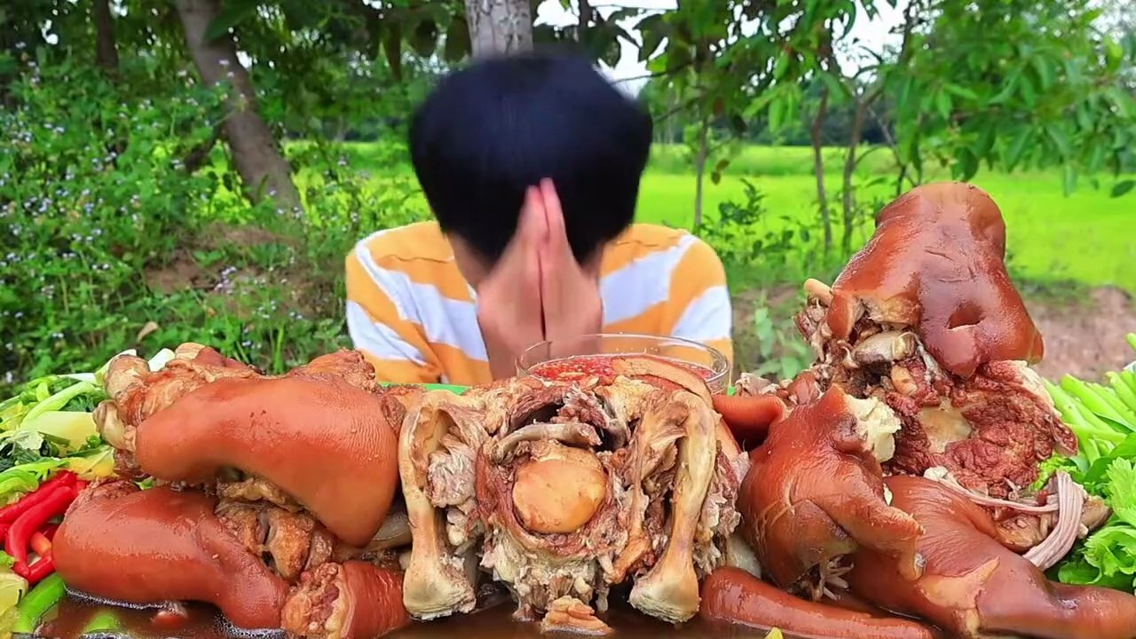 Pig head stewed with seafood sauce and served with fresh vegetables, it's really delicious.