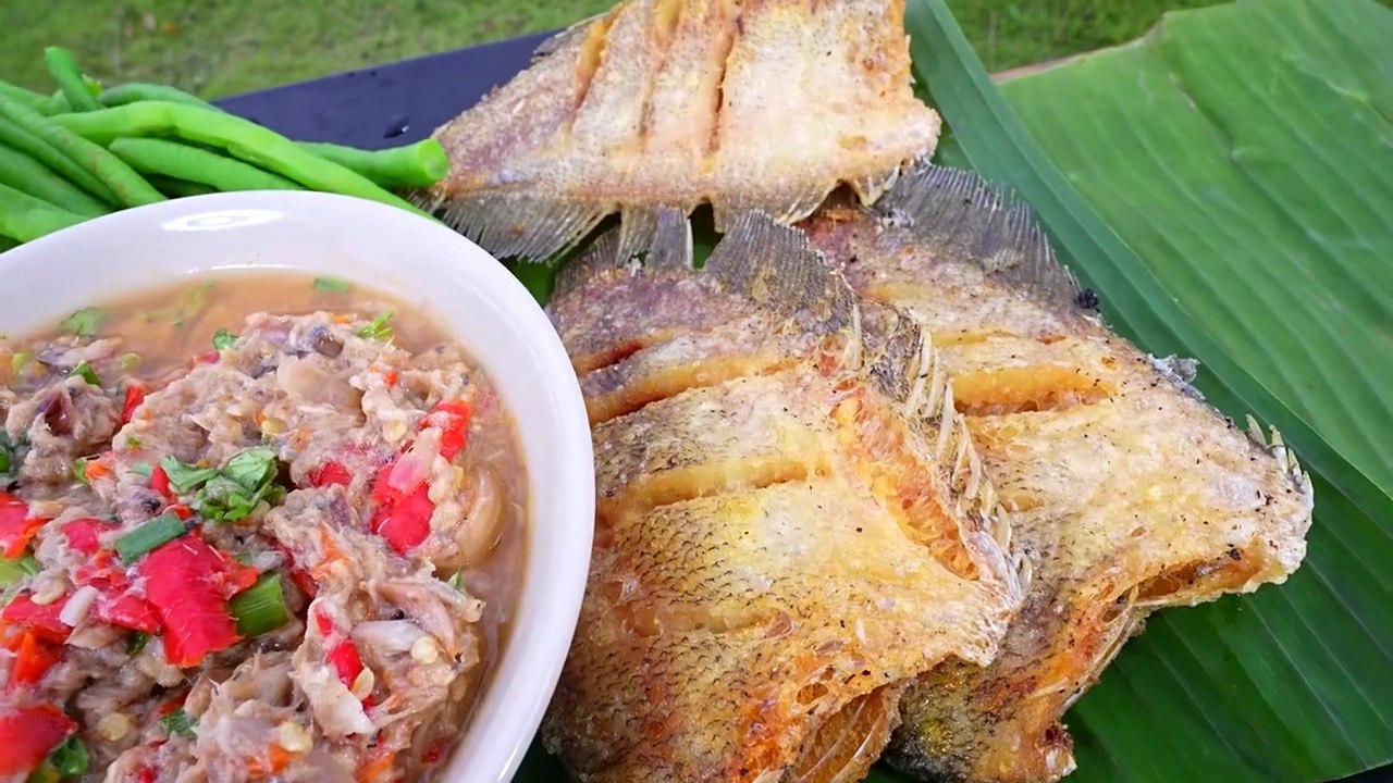 It's so delicious to eat rice beside the rice field. Crispy fried sea bass and fried silk fish with delicious mackerel chili sauce are so delicious.