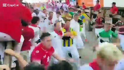 Un mozo se libra por los pelos de ser corneado en el cuarto encierro de San Fermín