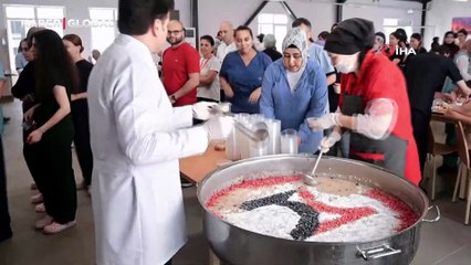 Hastanede vatandaşlara aşure ikramı