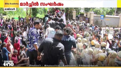 ഗ്രനേഡ് പ്രയോഗിക്കാൻ പൊലീസിനെ വെല്ലുവിളിച്ച് SFI പ്രവർത്തകർ; പൊലീസും പ്രവർത്തകരും മുഖാമുഖം
