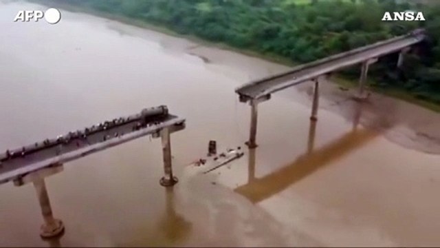 India, crolla un ponte nel Gujarat: almeno 9 i morti